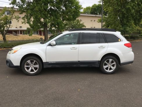 Used 2013 Subaru Outback 2.5i Premium AWD/4WD image 3