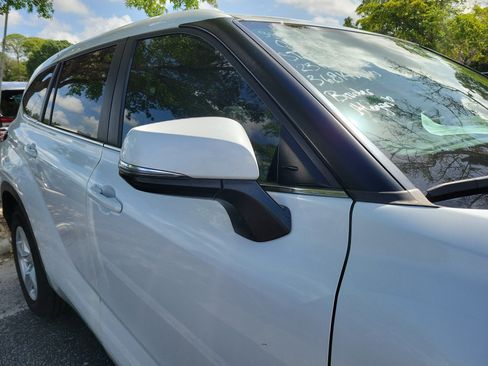 Used 2023 Toyota Highlander LE FWD image 9
