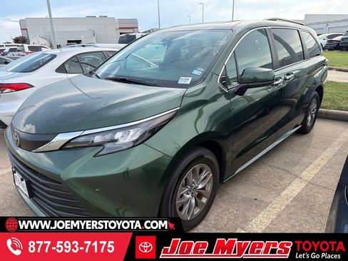 Used 2026 Toyota Sienna XLE FWD image 1