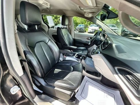 Used 2018 Chrysler Pacifica Touring-L FWD image 28