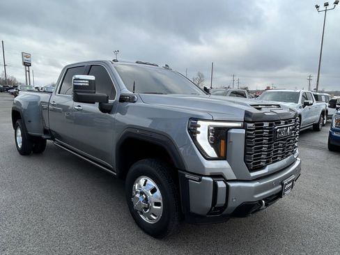 Used 2025 GMC Sierra 3500 Denali Ultimate image 2