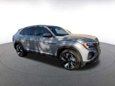 Used 2025 Volkswagen Atlas Cross Sport SE image 2