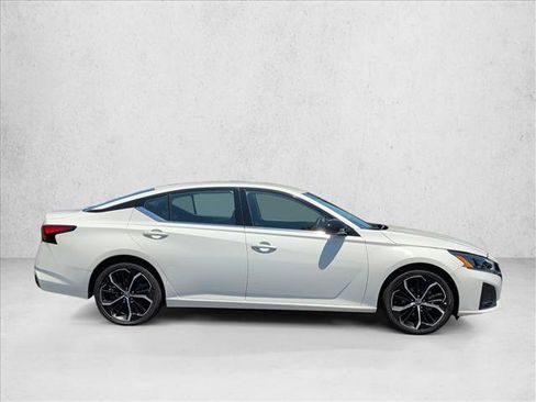 Used 2024 Nissan Altima 2.5 SR FWD image 4