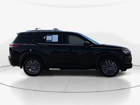 Used 2025 Nissan Pathfinder SL w/ SL Premium Package image 3