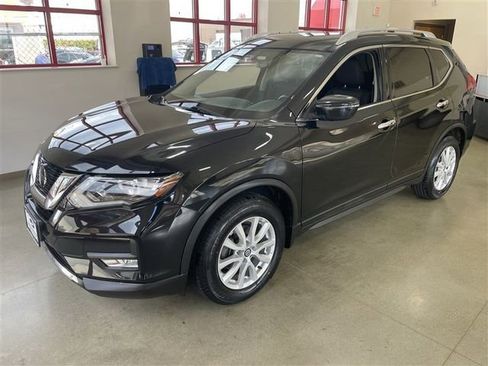 Used 2018 Nissan Rogue SV image 2