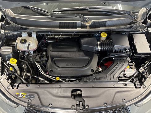 Used 2025 Chrysler Pacifica Limited image 48