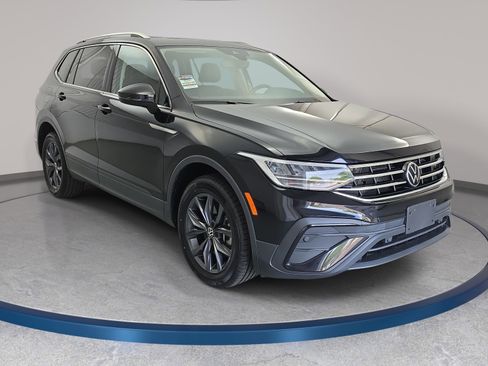 Used 2022 Volkswagen Tiguan SE w/ Panoramic Sunroof Package image 3