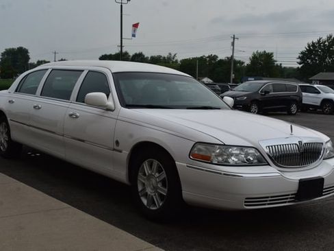 Used 2008 Lincoln Town Car Executive RWD image 11