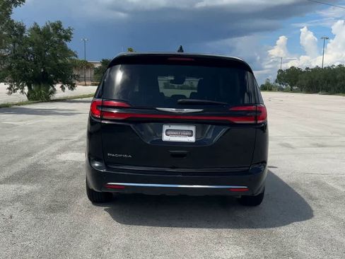 Used 2024 Chrysler Pacifica Touring-L FWD image 7