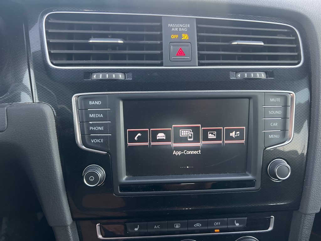 Used 2017 Volkswagen Golf 4-Door FWD image 28