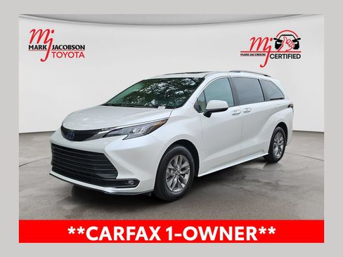 Used 2025 Toyota Sienna XLE FWD image 1