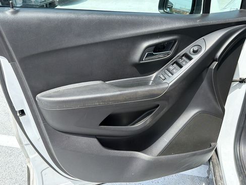 Used 2019 Chevrolet Trax LT w/ LT Convenience Package FWD image 12