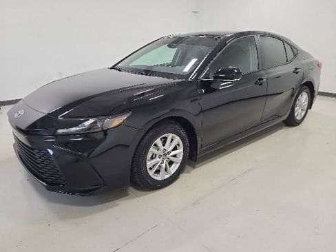Used 2025 Toyota Camry LE FWD image 3