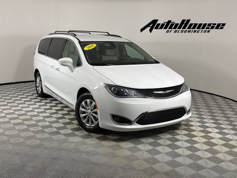 Used 2018 Chrysler Pacifica Touring-L FWD image 1