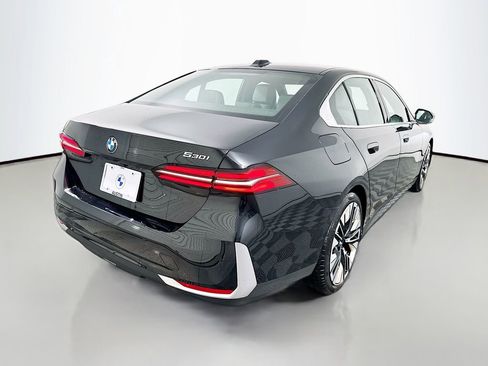 Used 2025 BMW 530i w/ Premium Package image 5