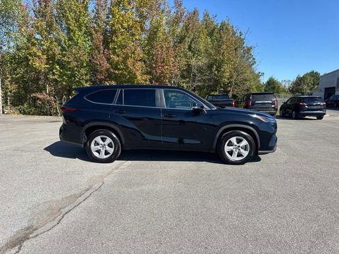 Used 2024 Toyota Highlander LE image 3