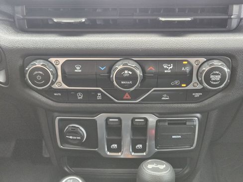 Used 2025 Jeep Wrangler Sport AWD/4WD image 21