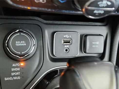 Used 2022 Jeep Cherokee Limited image 35