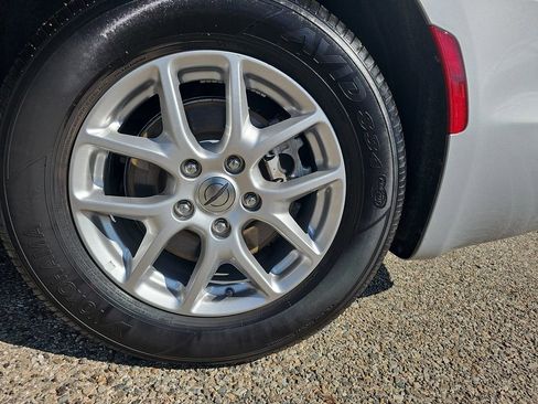 Certified 2024 Chrysler Pacifica Touring-L FWD image 35