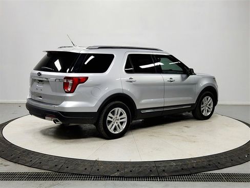 Used 2018 Ford Explorer XLT w/ Equipment Group 202A image 7