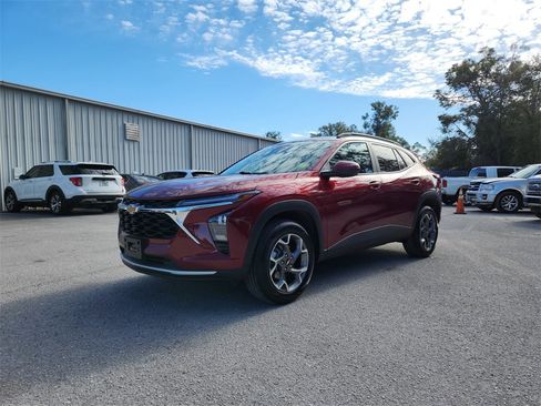 Used 2025 Chevrolet Trax LT w/ LT Convenience Package image 2