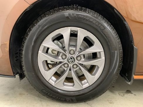 Used 2022 Toyota Sienna XLE image 19