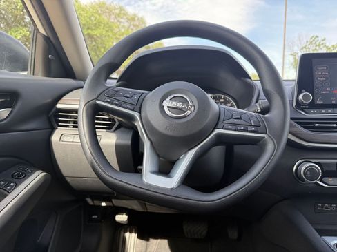 Used 2025 Nissan Altima 2.5 SV FWD image 29