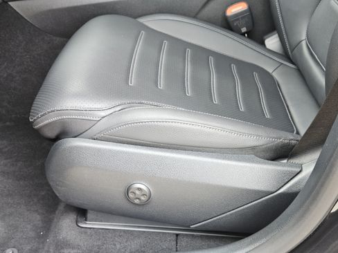 Used 2025 Mercedes-Benz GLC 350e 4MATIC image 19