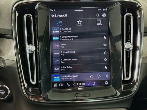 Used 2025 Volvo XC40 B5 Plus image 21