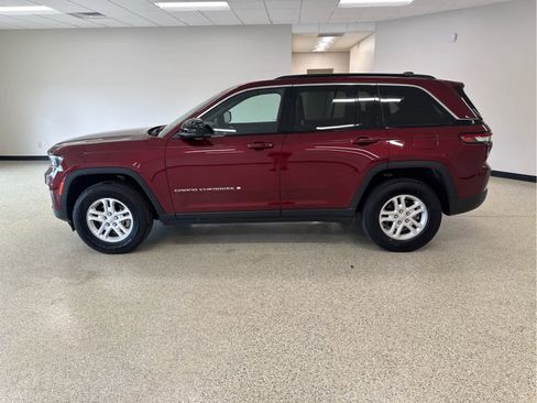 Used 2024 Jeep Grand Cherokee Laredo AWD/4WD image 10