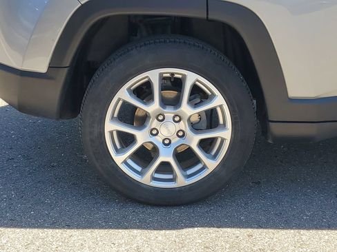 Used 2023 Jeep Compass Latitude AWD/4WD image 5