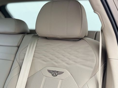 Used 2025 Bentley Bentayga image 14
