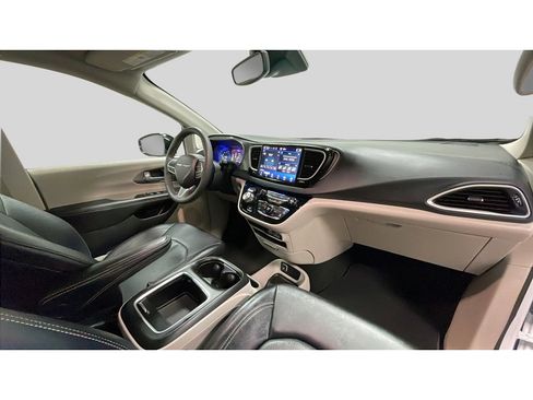 Used 2024 Chrysler Pacifica Touring-L image 18