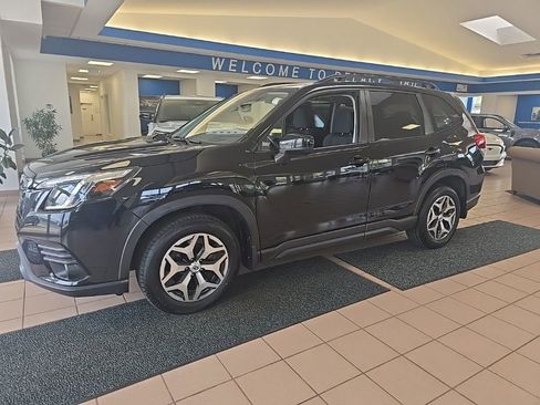 Used 2022 Subaru Forester Premium AWD/4WD image 2