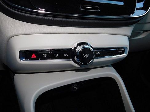 New 2026 Volvo XC40 B5 Ultra w/ Climate Package image 18