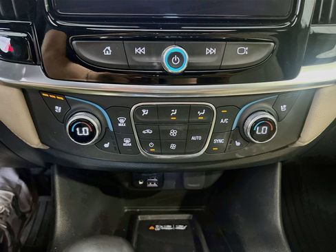 Used 2022 Chevrolet Traverse Premier AWD/4WD image 16