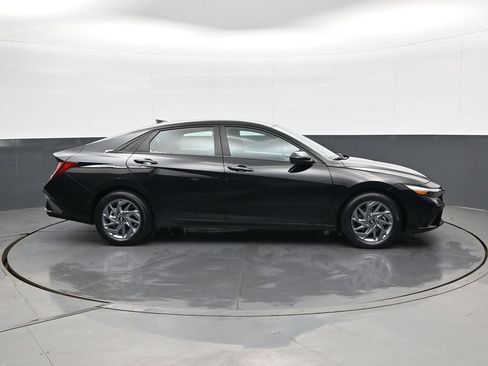Certified 2024 Hyundai Elantra SEL FWD image 4