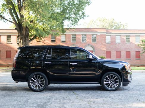 Used 2019 Cadillac Escalade Premium Luxury w/ Escalade Sport Edition AWD/4WD image 7