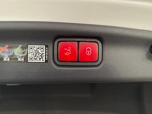 Certified 2025 Mercedes-Benz C 300 4MATIC Sedan image 17