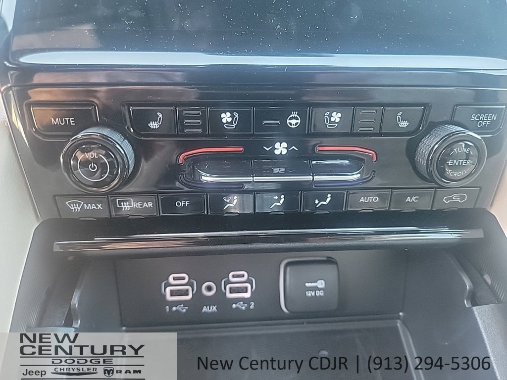 Used 2025 Jeep Grand Cherokee Limited w/ Luxury Tech Group II AWD/4WD image 13