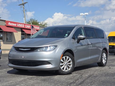 Used 2017 Chrysler Pacifica Touring w/ Tire & Wheel Group FWD image 1