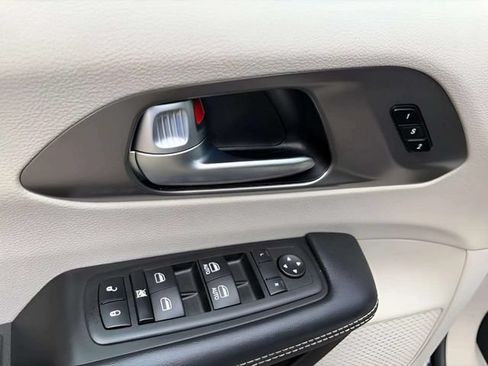 Used 2023 Chrysler Pacifica Touring-L FWD image 16