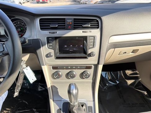 Used 2015 Volkswagen Golf S image 16