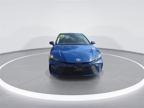 Used 2025 Toyota Camry LE image 3