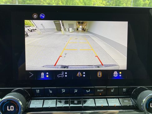 Used 2025 Chevrolet Colorado ZR2 w/ Technology Package AWD/4WD image 26