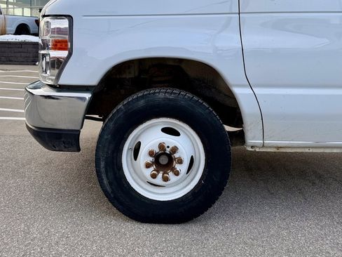 Used 2011 Ford E-450 and Econoline 450 Super Duty image 26