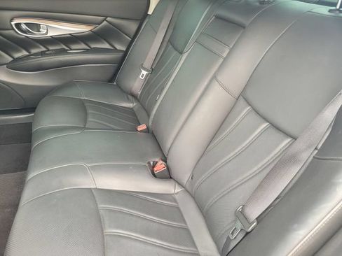 Used 2017 INFINITI Q70 L 3.7 w/ Deluxe Touring Package RWD image 13
