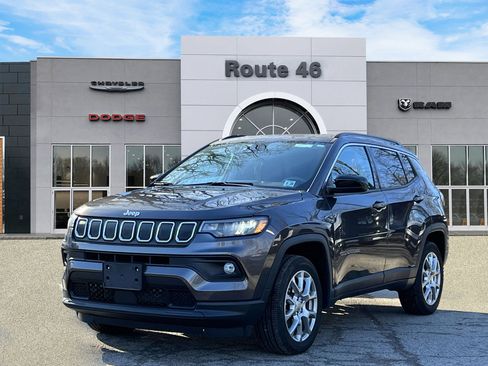 Used 2022 Jeep Compass Latitude image 2