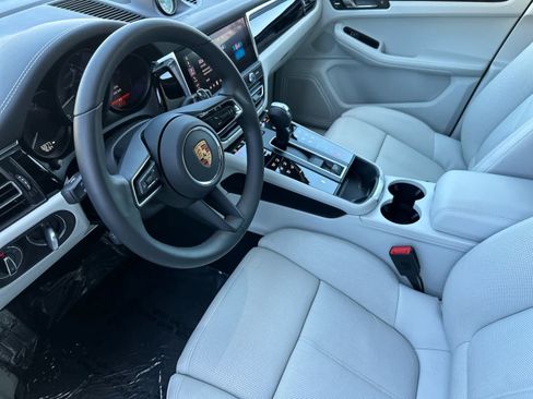 Certified 2025 Porsche Macan AWD/4WD image 4
