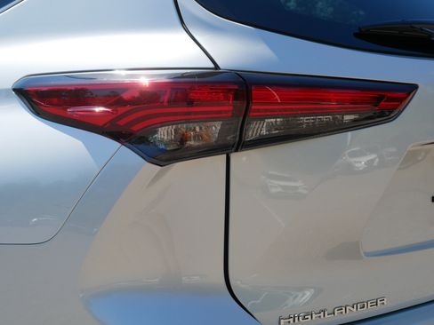 Used 2022 Toyota Highlander XLE AWD/4WD image 17